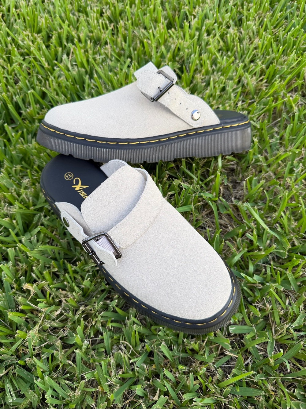 NWOT Woman’s mules size 7.5